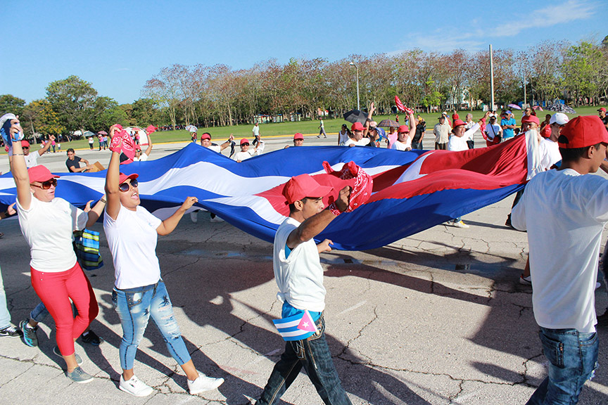 Comprometidos con la patria los jóvens desfilan // Foto Marlene Herrera