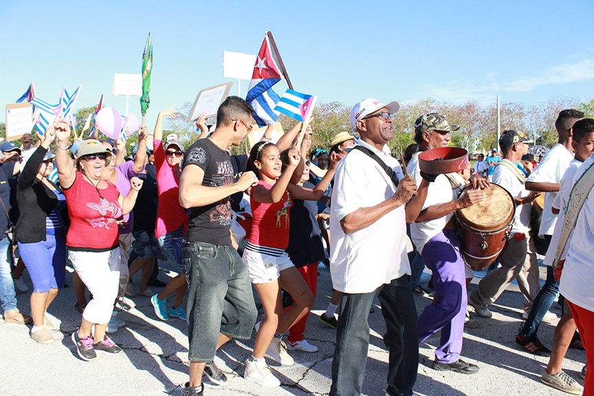 Alegría de los jóvenes en el desfile por el Primero de Mayo // Foto Marlene Herrera