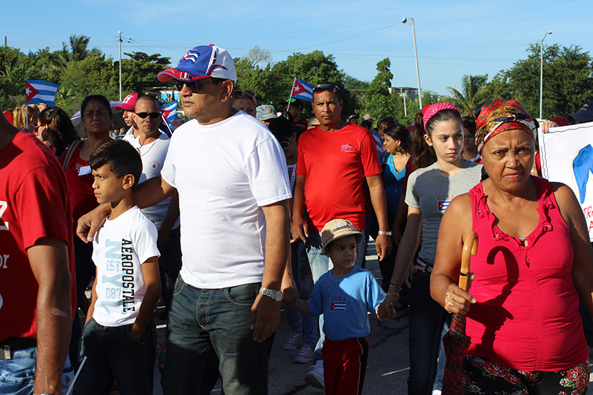 Enrique Remón, presidente del gobierno en Manzanillo desfiló con sus familiares este primero de mayo // Foto Marlene Herrera