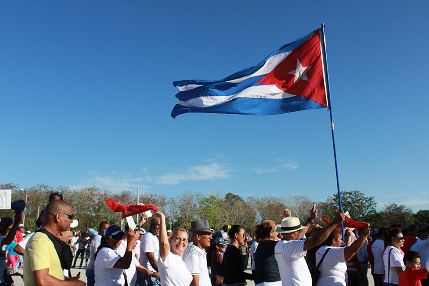 La Bandera Cubana ondea libre en territorio manzanillero // Foto Marlene Herrera