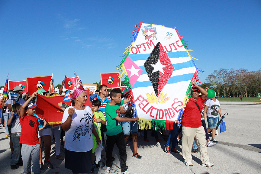 La Organización de Pioneros José Martí junto a la Unión de Jóvenes Comunistas en el desfile // Foto Marlene Herrera