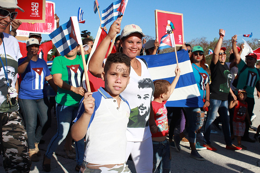 La familia unida desfiló este Primero de Mayo // Foto Marlene Herrera