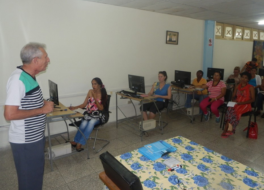 El Máster en docencia universitaria Luis Antonio Algas Echavarría imparte el postgrado // Foto Lilian Salvat