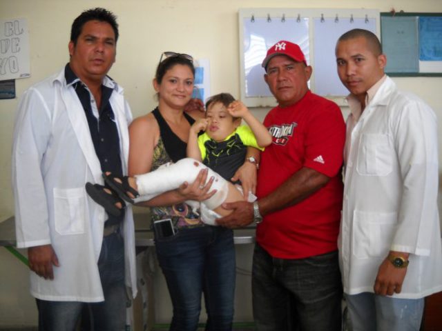 Abraham y sus padres con parte del equipo médico // Foto Cortesía de la familia