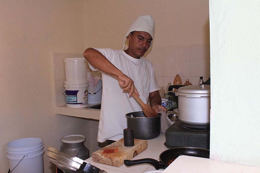 Elaborando potaje en la pequeña cocina de la nueva Fonda del Mercado la Ford // Foto Marlene Herrera