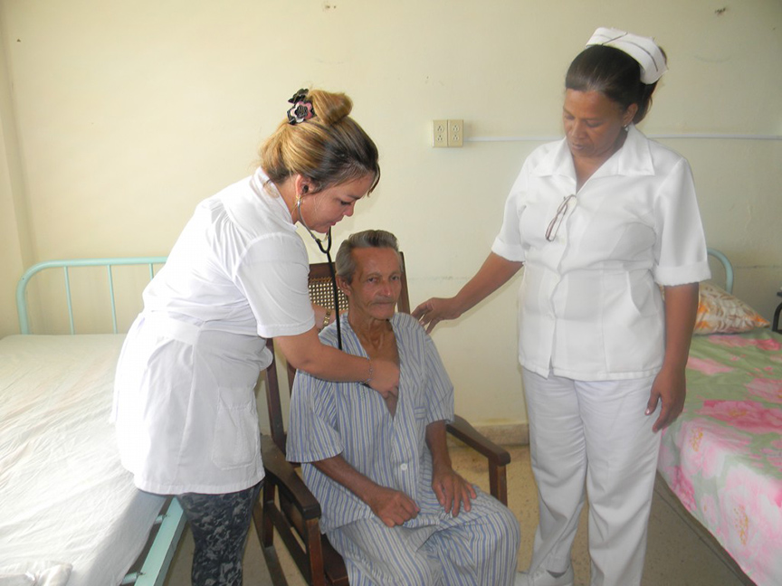 Atención esmerada a los abuelitos ingresados en la Sala de Geriatría del Hospital Clínico Quirúrgico de Manzanillo // Foto Lilian Salvat