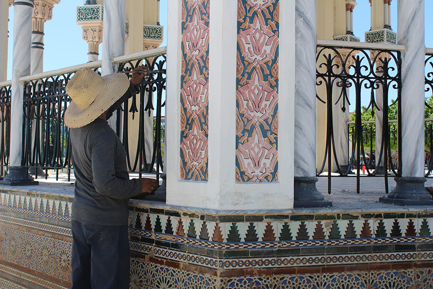 Los artistas de la plástica laboran en la restauración de la Glorieta. En la imagen Jesús Diéguez Fiallo (Chuchi) // Foto Marlene Herrera