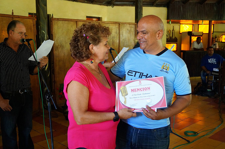 Mención Caso Cerrado, serie Exhibicionista. Recibe el premio su director Héctor Reyna Matos // Foto Armando Yero La O