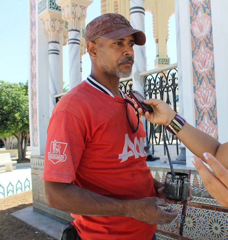 Pedro Guillermo Tamayo, artista de la plástica que trabaja en la restauración de la Glorieta // Foto Marlene Herrera