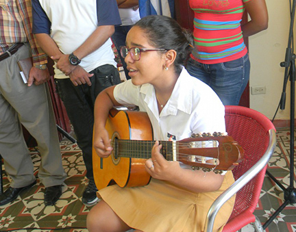 Rosa María Díaz Noruega, canta emocionada Héroe de todos los tiempo, dedicada a Fidel // Foto Lilian Salvat