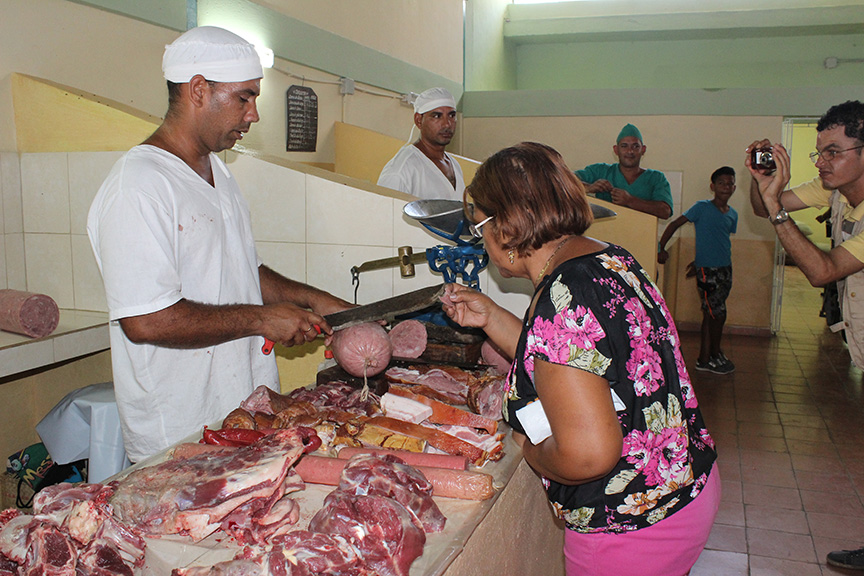 Mostrador para la venta de carnes en el Mercado la Ford // Foto Marlene Herrera