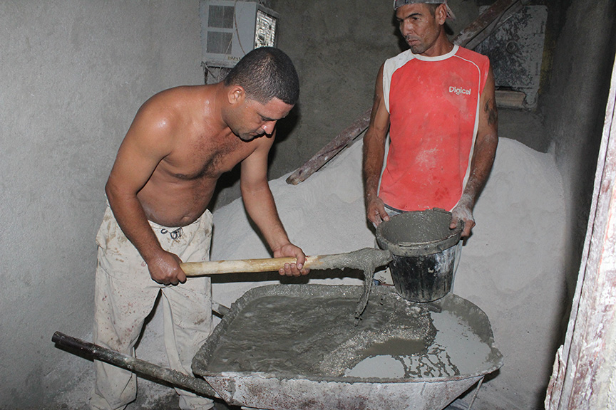 Trabajadores por cuenta propia tienen a cargo la remodelación // Foto Marlene Herrera
