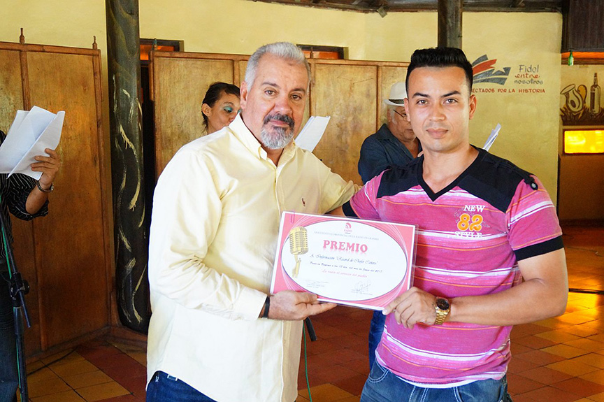 Premio en Información a Yurisdel Reyes Labrada, por Récord de chofer cañero// Foto Armando Yero La O