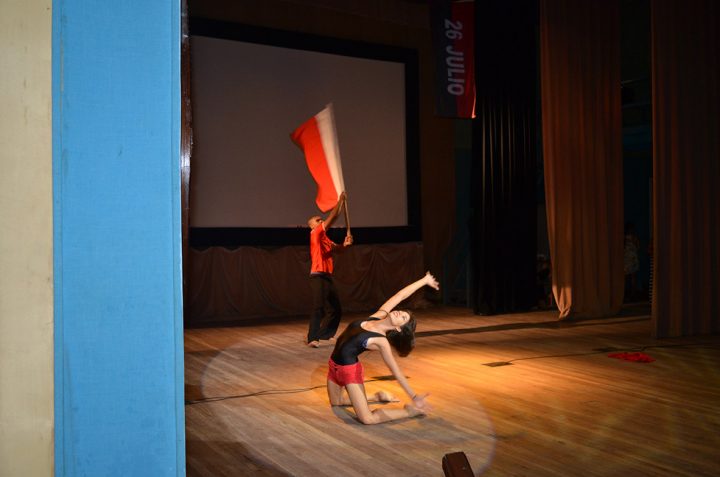 Instructores de arte presentan coreografía con el tema Yo pisaré las calles nuevamente // Foto Marlene Herrera