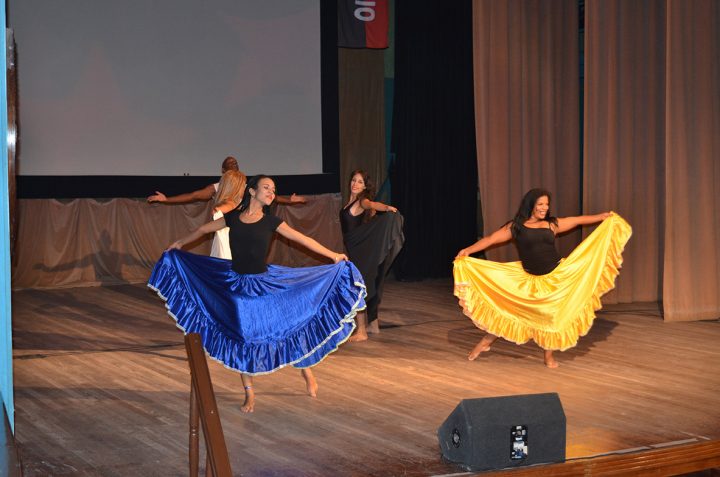 Bailarines profesionales interpretan coreografía con el tema La Muralla // Foto Marlene Herrera