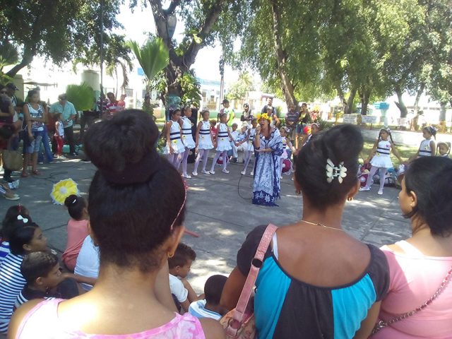 Actuación de Las abejitas del palmar en el parque infantil Bartolomé Masó // Foto Eliexer Peláez