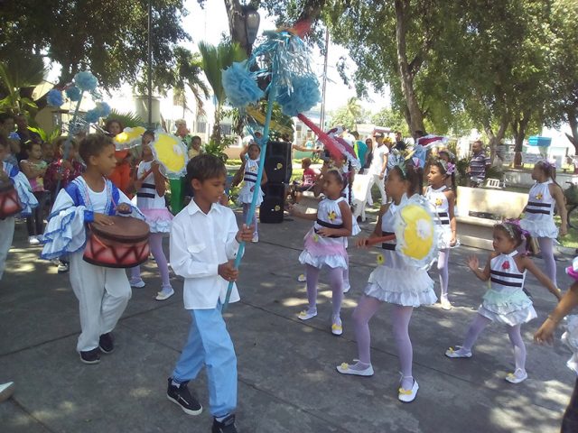 Actuación de Las abejitas del palmar en el parque infantil Bartolomé Masó // Foto Eliexer Peláez