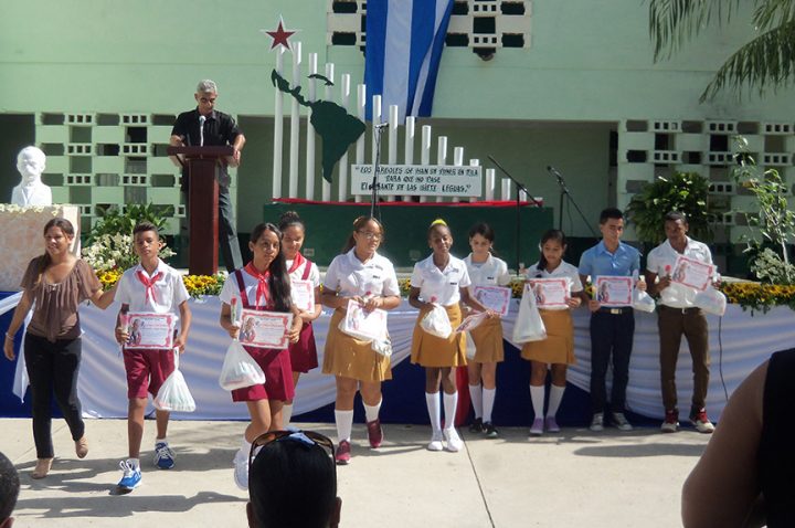 Se estimuló a los estudiantes que resultaron ganadores en concursos nacionales de las diferentes asignaturas y enseñanzas// Foto Lilian Salvat