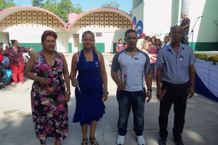 Se condecoró con la Medalla Rafael María de Mendive a Inocencia Aleaga Peña, Ciro Navarro Peña, Rosalina Sánchez Gutiérrez y Alfredo Rodríguez Rosabal// Foto Lilian Salvat