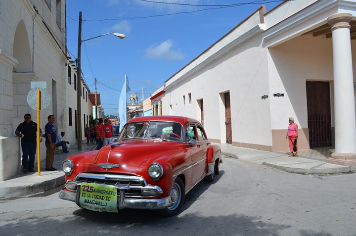 Desfile de autos antiguos // Foto Marlene Herrera