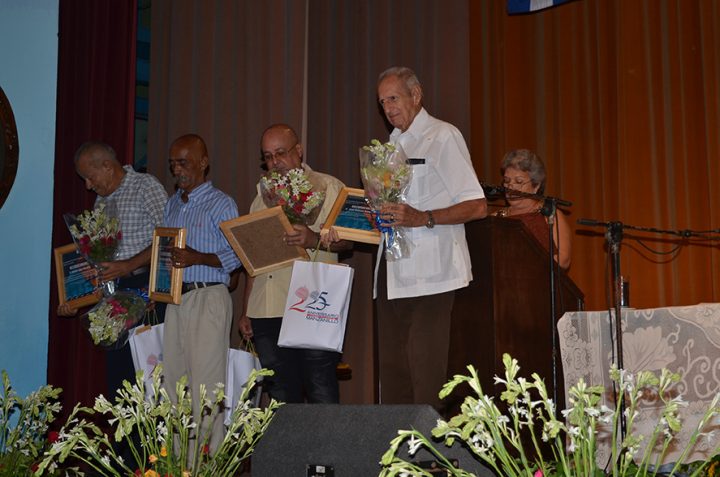 Manzanilleros reciben reconoci miento por su labor // Foto Marlene Herrera