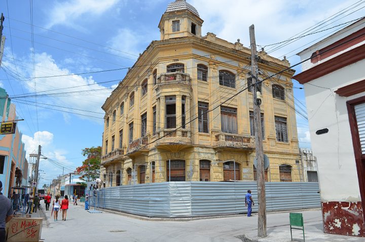 El edificio está ubicado en la calle Martí esquina a Calixto García // Foto Marlene Herrera