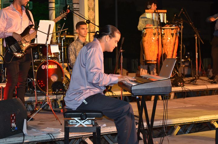 Jesús Estrada, compañero en la vida y el arte de Olguita, fue director musical del concierto // Foto Marlene Herrera