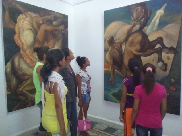 Lo jóvenes visitaron la Galería de Arte // Foto Eliexer Peláez
