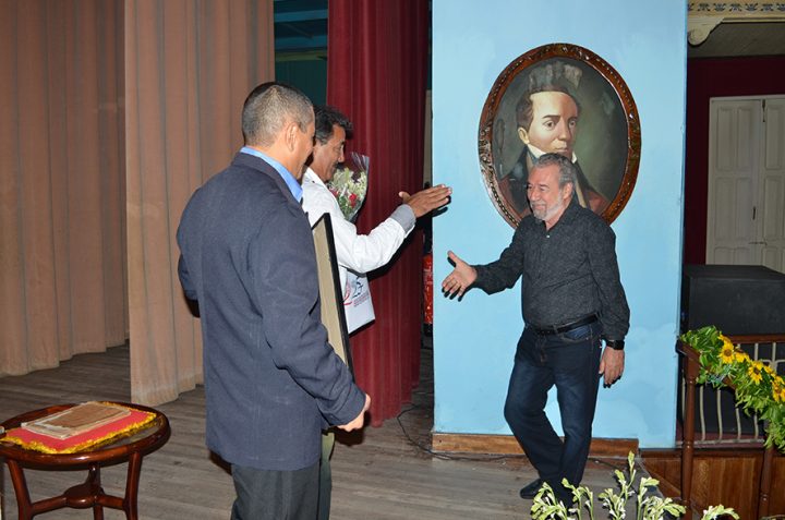 La Orquesta Original de Manzanillo, recibe Pergamino de la Ciudad // Foto Marlene Herrera