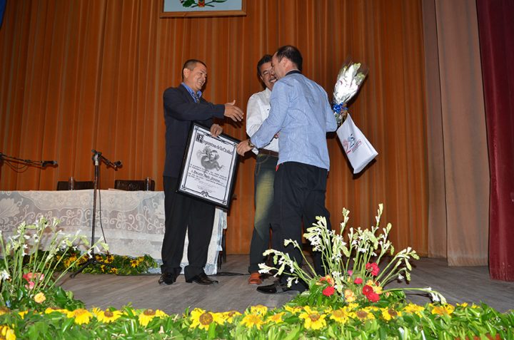 Orestes Milanés, director de Radio Granma recibe el Pergamino de la Ciudad para Emisora Radio Granma de manos del presidente dle gobierno Enrique Remón Domínguez // Foto Marlene Herrera