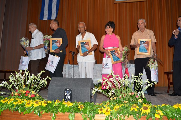 Manzanilleros reciben reconoci miento por su labor // Foto Marlene Herrera