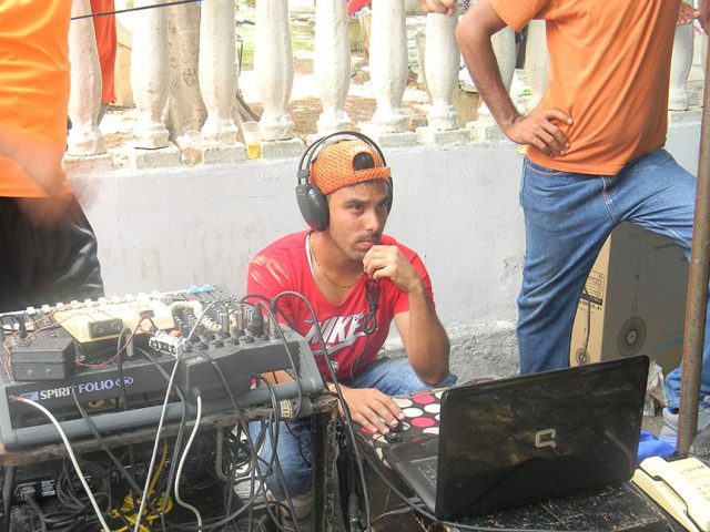 Yosvany Mendoza, especialista de sonido de Ecos del Carnaval// Foto Lilian Salvat