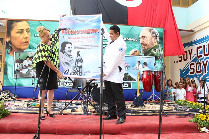 Reconocimiento a la Universidad Médica Celia Sánchez // Foto Marlene Herrera