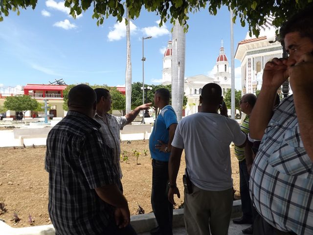 Las autoridades del Partido y el Gobierno recorren los alrededores del parque Carlos Manuel de Céspedes // Foto Yurisdel Reyes