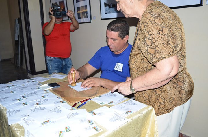 Calixto Santiesteban, secretario del PCC en Manzanillo, durante la cancelación del sello por el 225 aniversario de la ciudad // Foto Marlene Herrera