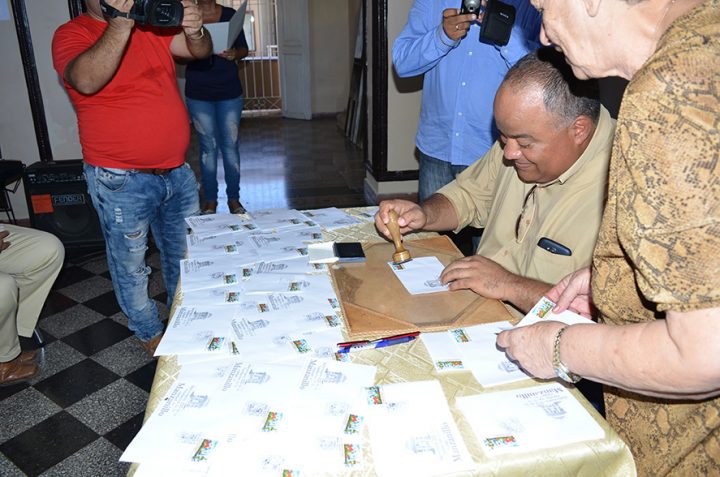 Federico Hernández, secretario del PCC en Granma, durante la cancelación del sello por el 225 aniversario de la ciudad // Foto Marlene Herrera