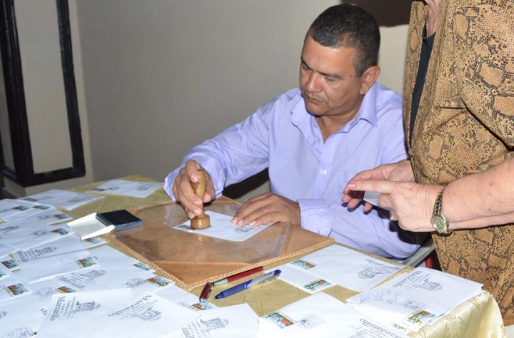 José Enrique Remón, presidente del Gobierno en Manzanillo durante la cancelación del sello por el 225 aniversario de la ciudad // Foto Marlene Herrera