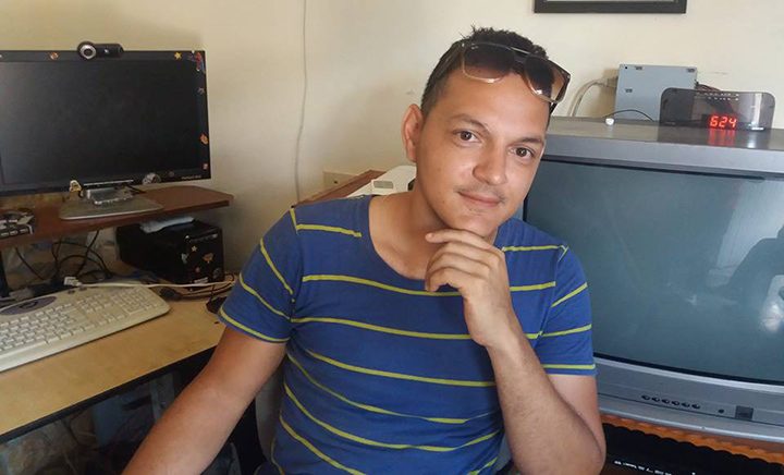 Sergio Sánchez Torres, creador del Reloj Digital de Manzanillo // Foto Lilian Salvat