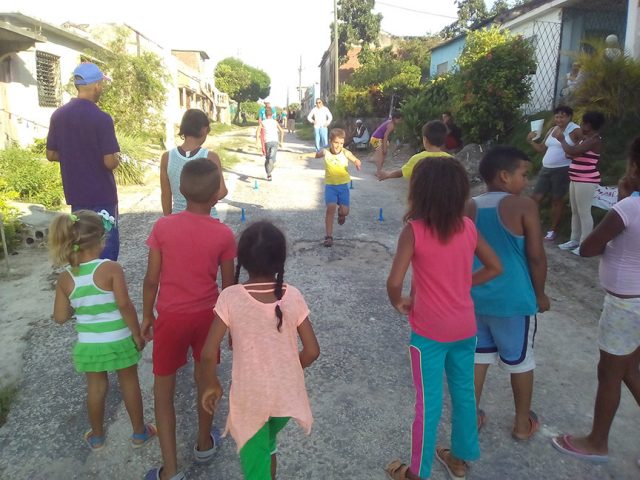 Día de los niños en barrio manzanillero // to Eliexer PeláezDía de los niños en barrio manzanillero // to Eliexer Peláez