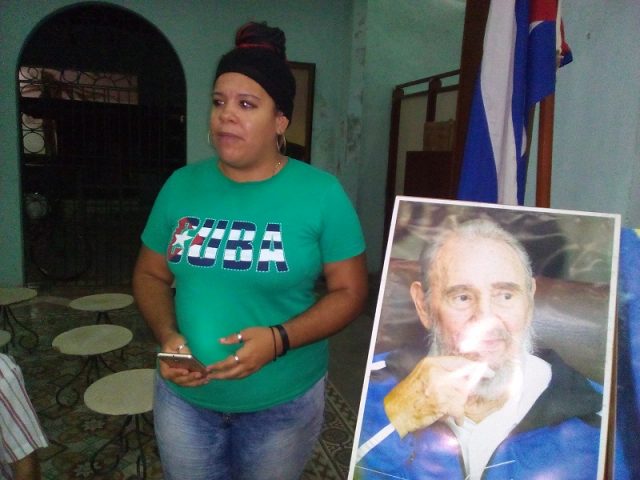 Joven emocionada recita poema a Fidel // Foto Eliexer Peláez