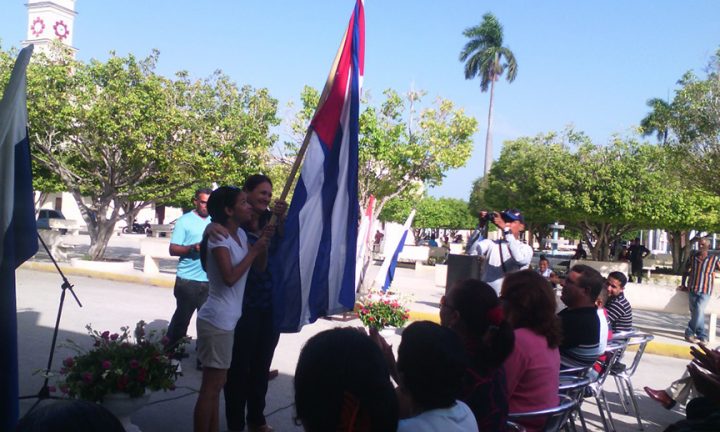 Abanderado el Destacamento manzanillero FMC Contigo // Foto Lilian Salvat