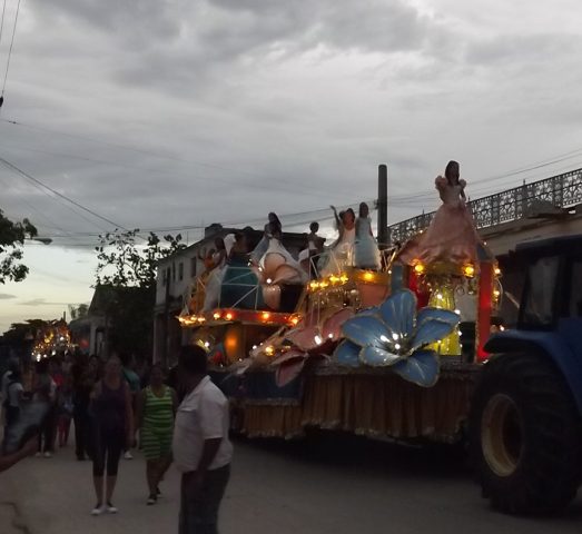 Desfile de carrozas en el carnaval infantil // Foto Lilian Salvat