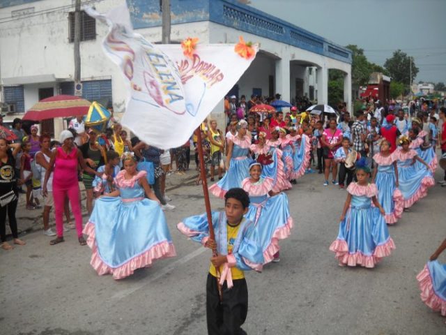 Comparsa Baila conmigo Reparto Santa Elena // Foto Roberto Mesa