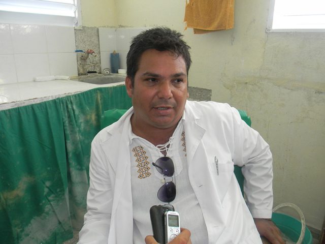 Doctor Jerry Coello Consuegra especialista en primer grado en Ortopedia y Traumatología // Foto Lilian Salvat