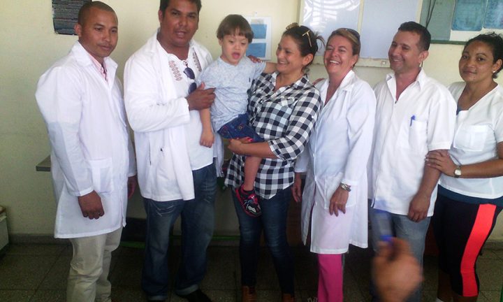 Abraham y su mamá junto a parte del equipo médico // Foto Lilian Salvat