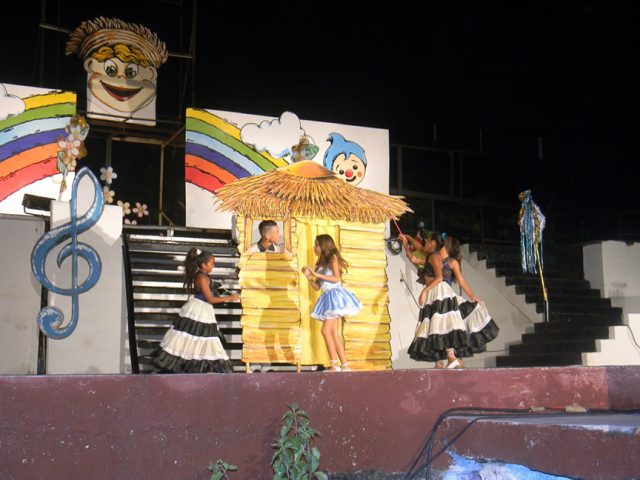 Con Pelusín comenzó el carnaval infantil en Manzanillo // Foto Lilian Salvat
