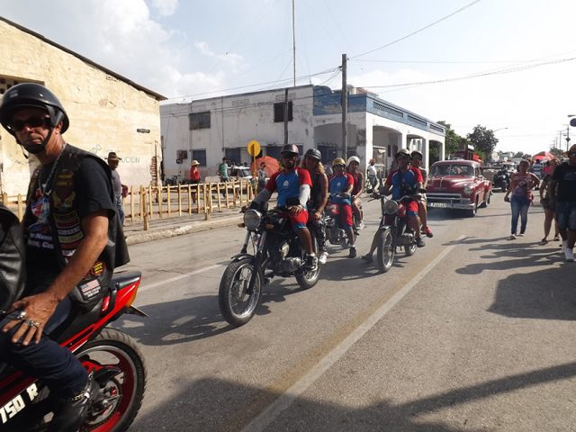 El Club de motos encabezó el desfile del INDER // Foto Liliam Salvat