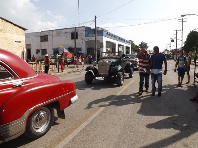 Una muestra de los autos antiguos que aún circulan por la ciudad // Foto Liliam Salvat