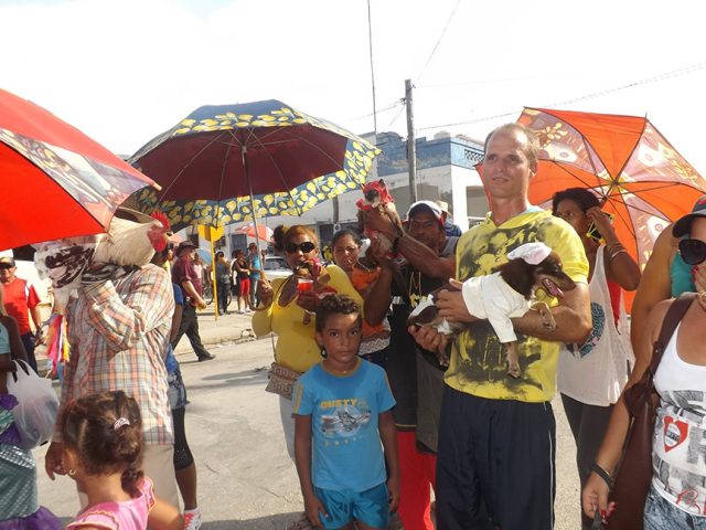 Los manzanilleros con sus mascotas // Foto Liliam Salvat 