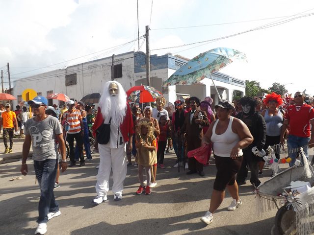 Las caretas formaron parte del desfile // Foto Liliam Salvat